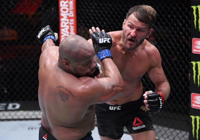 Stipe Miocic eye-pokes Daniel Cormier; Renders him with swollen eye