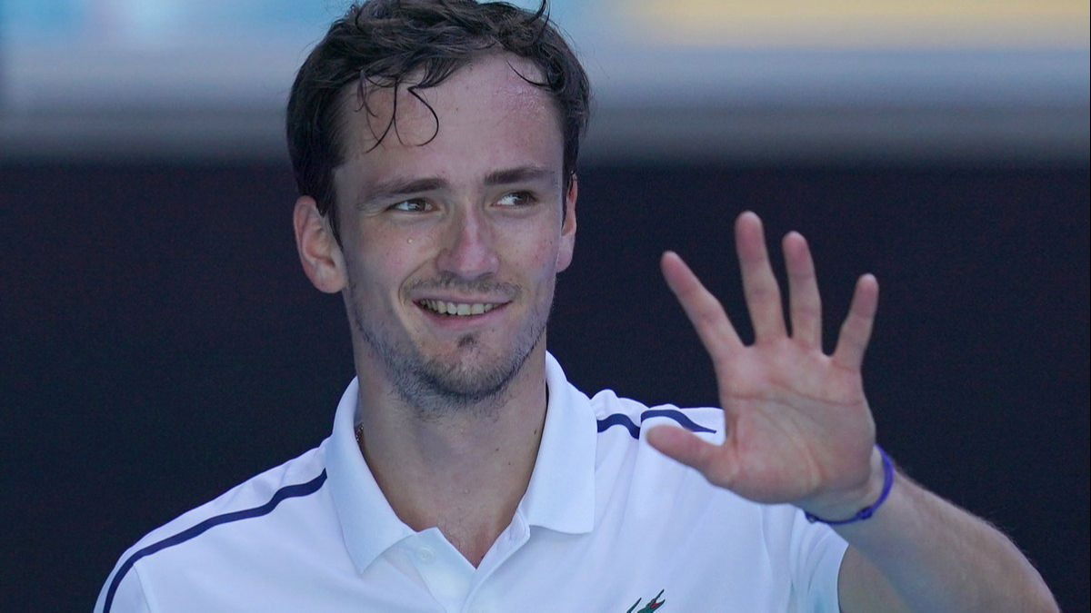 Australian Open 2021: Daniil Medvedev’s coach walks out after Russian star’s meltdown