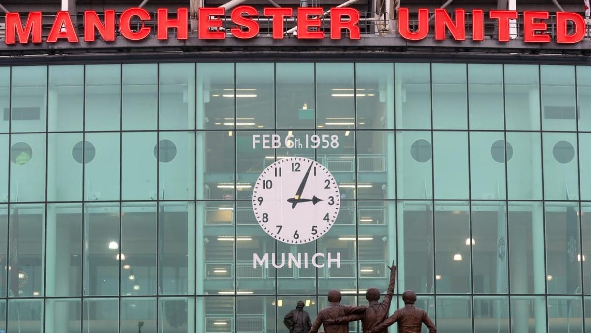 Man U and other clubs mourn the Tragic Munich Air Crash.