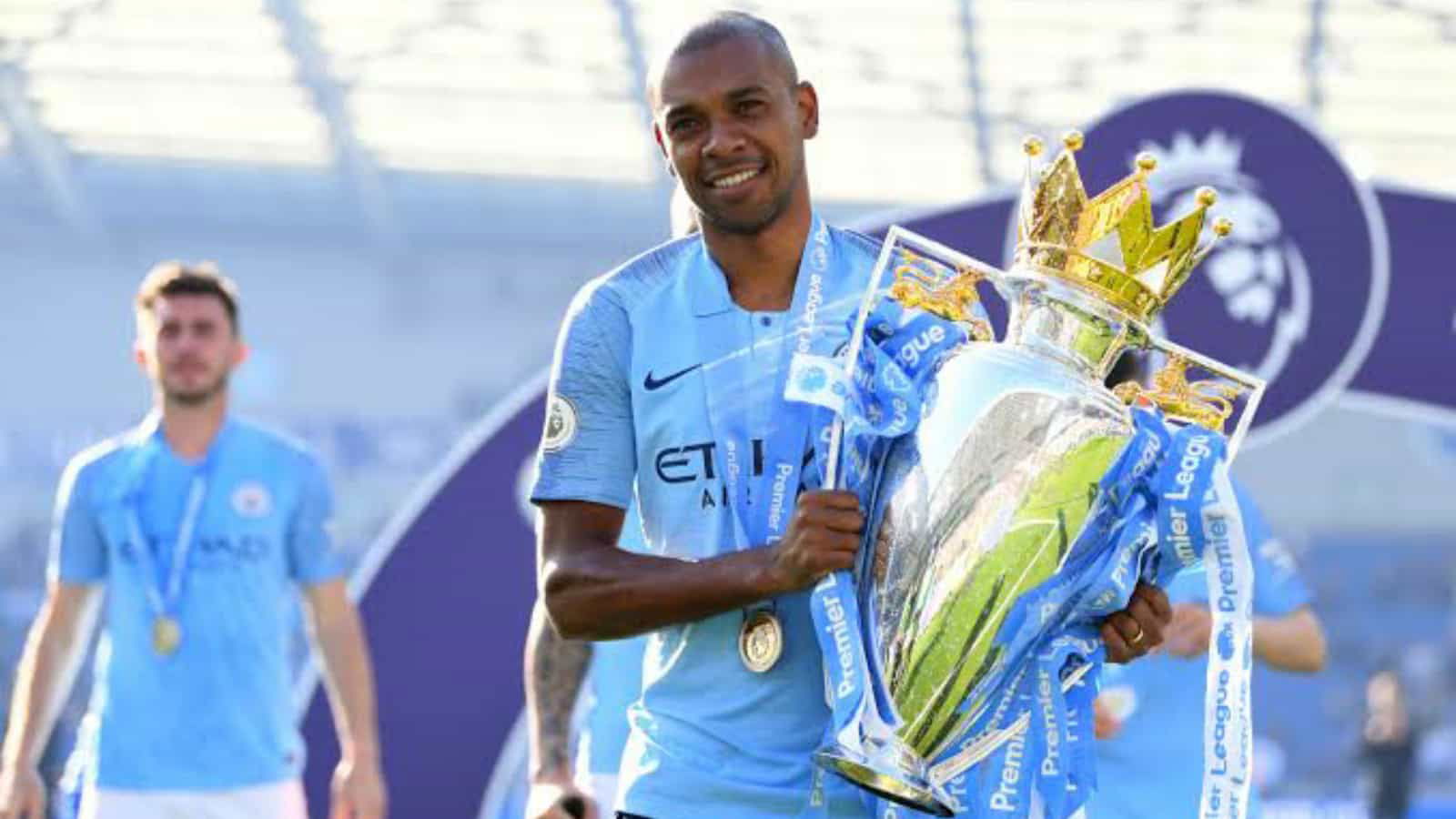 Fernandinho signs contract extension with Manchester City
