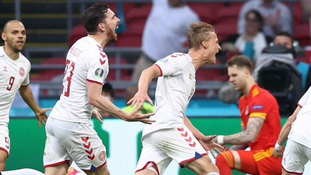 Dolberg celebrates his second goal