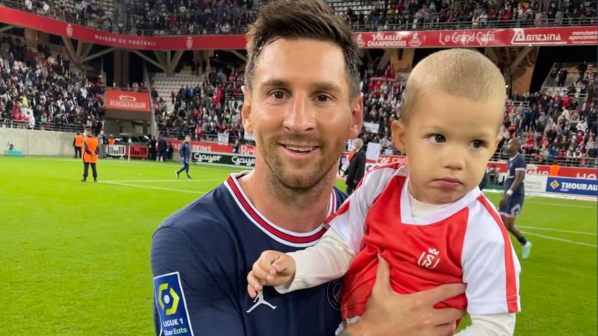 Lionel Messi poses with Reims goalkeeper’s son for a quick photoshoot after PSG debut