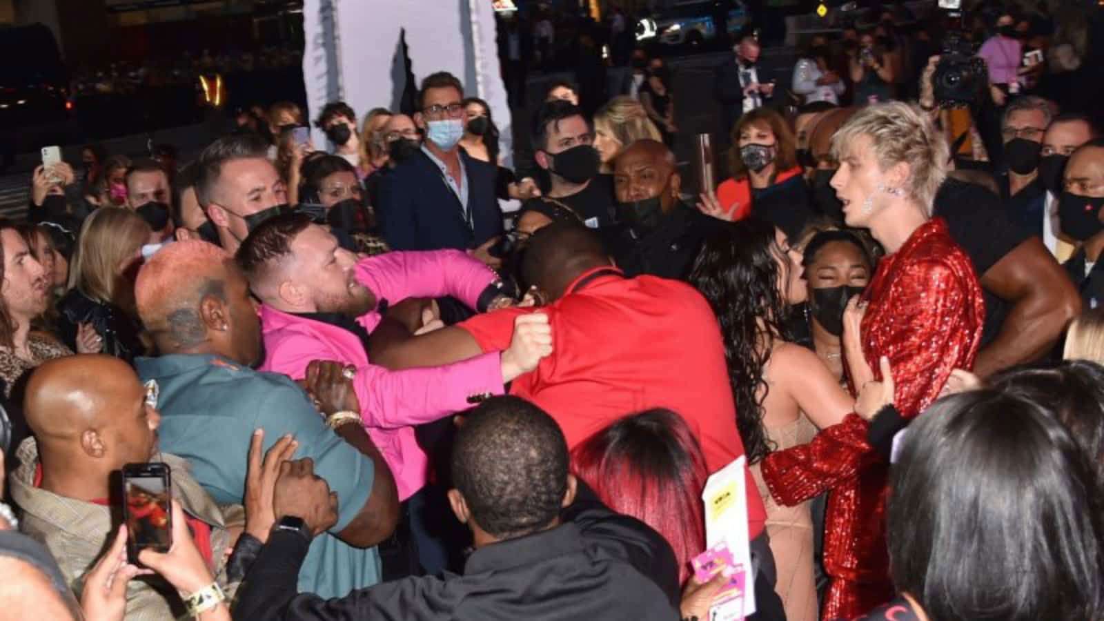 “There’s no beef…I don’t even know the guy” – Conor McGregor says all is good between him and Machine Gun Kelly