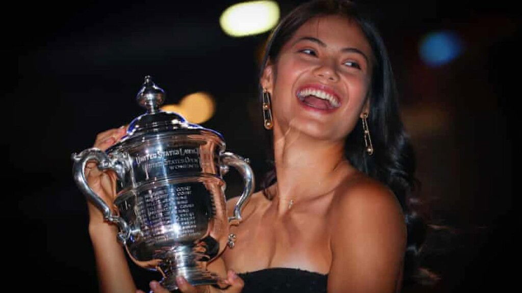 Emma Raducanu with the US Open trophy