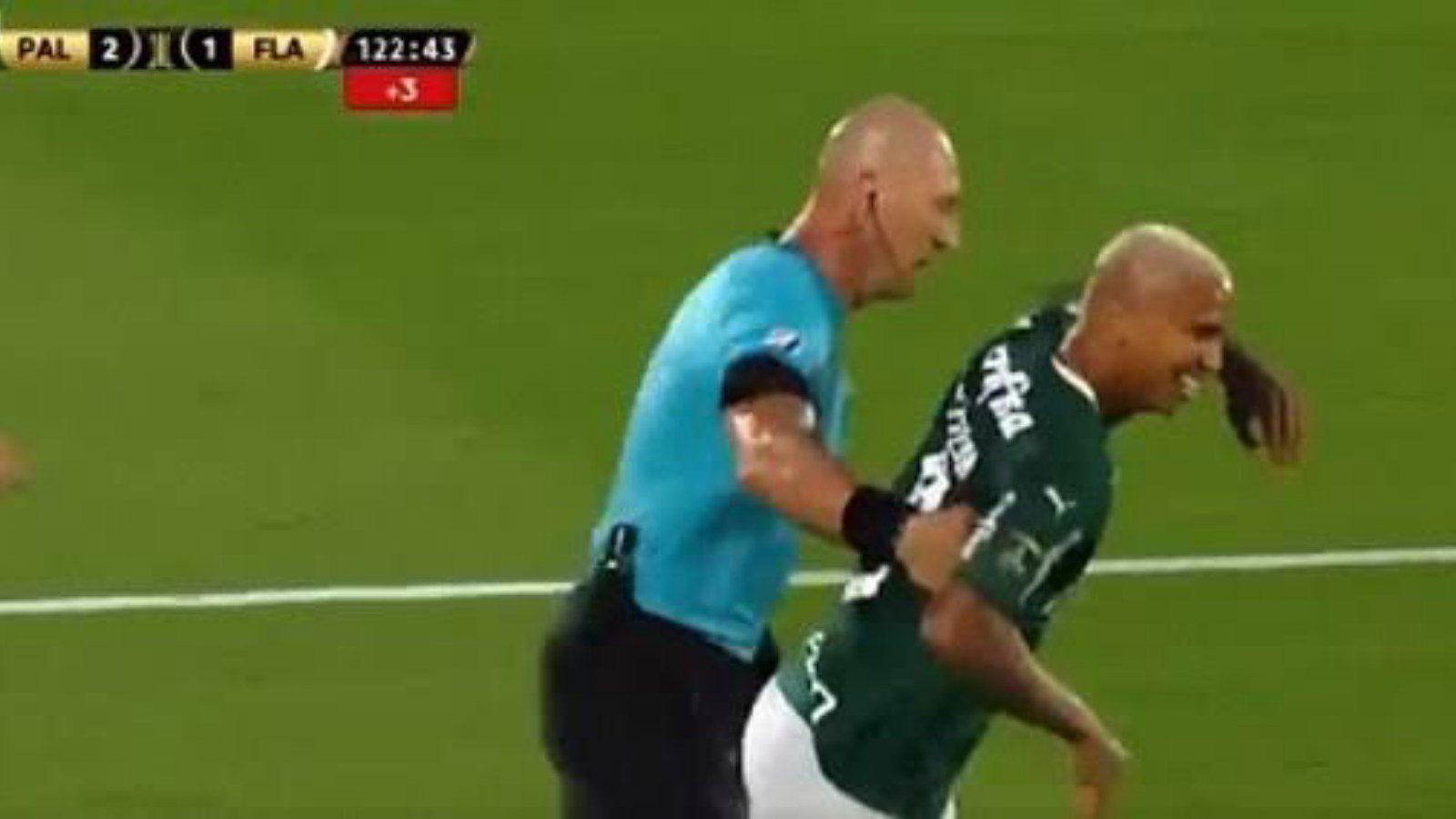 WATCH: Palmeiras striker Deyverson uses hilarious time wasting tactic in Copa Libertadores final