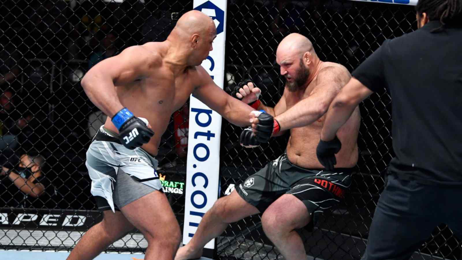 “Herb needs to stop touching guys unless the fight’s over,” Dana White criticizes Herb Dean for the debatable stoppage at UFC Vegas 42