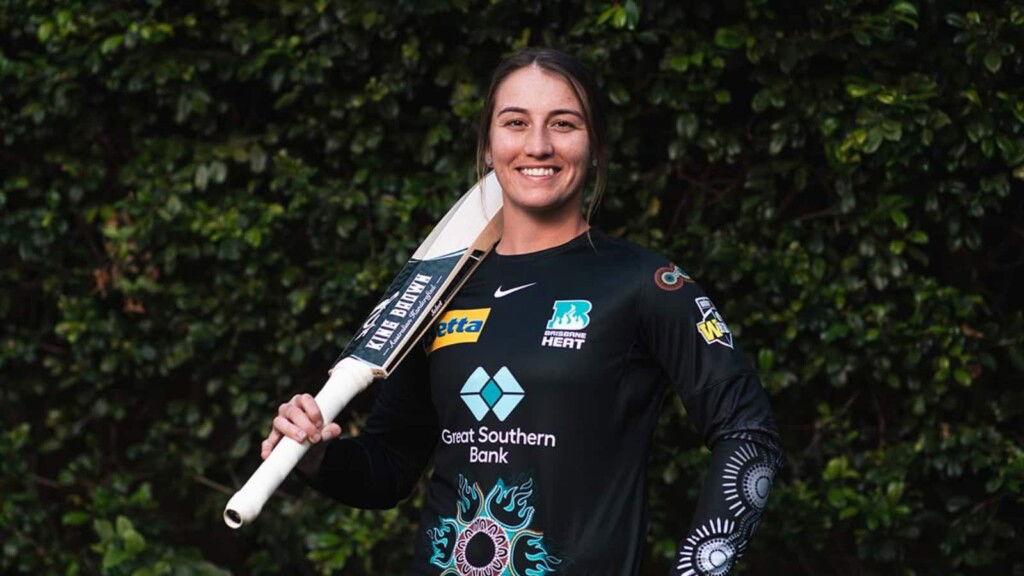WATCH: Mikayla Hinkley grabs a screamer to dent Sydney Sixer's finals hopes 1 Mikayla Hinkley