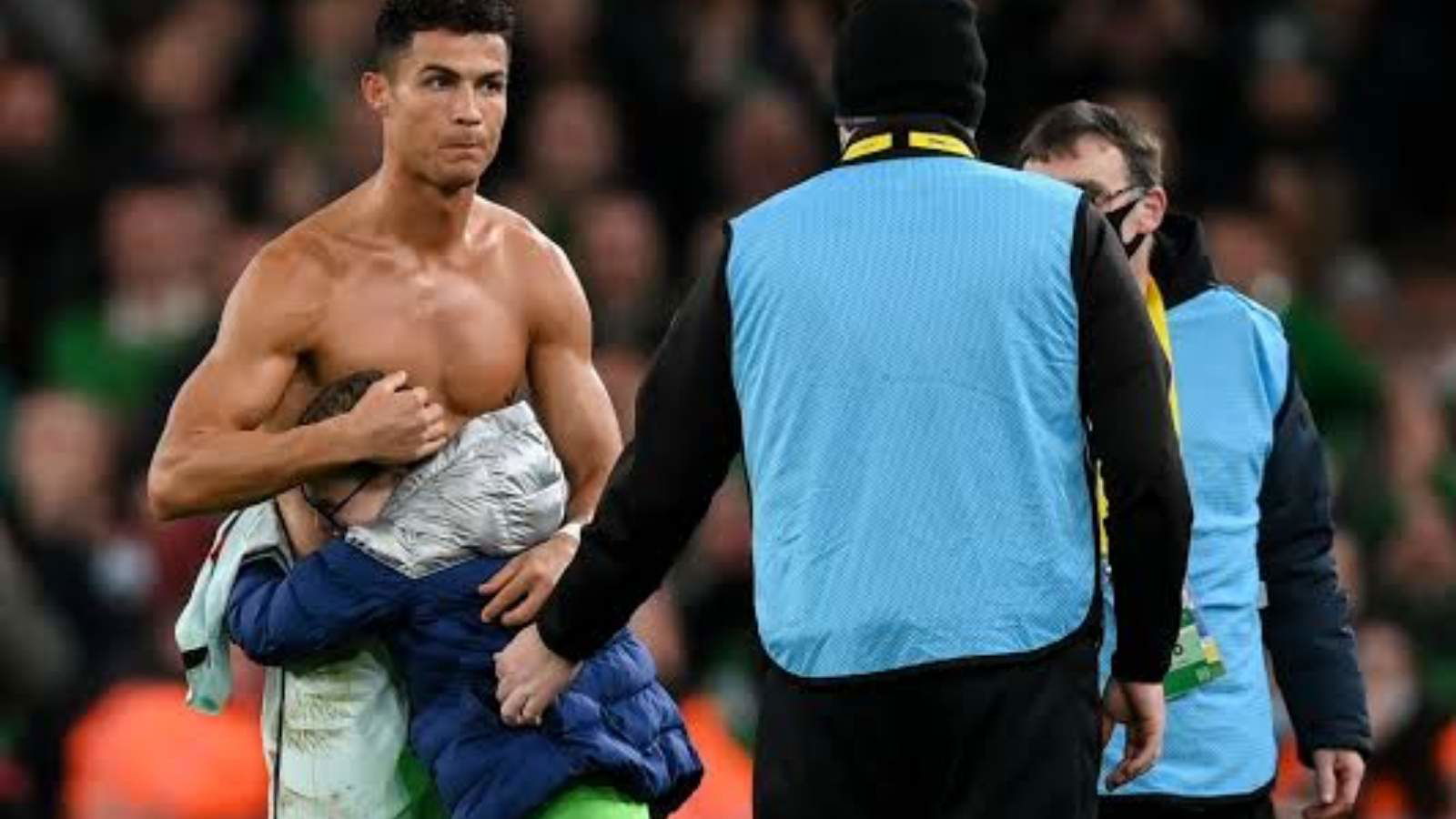 11 year old Irish fan invades pitch to ask for the Jersey of Cristiano Ronaldo