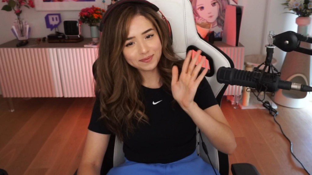 As they broadcast from New York, Mizkif yells obscenities to embarrass Pokimane.