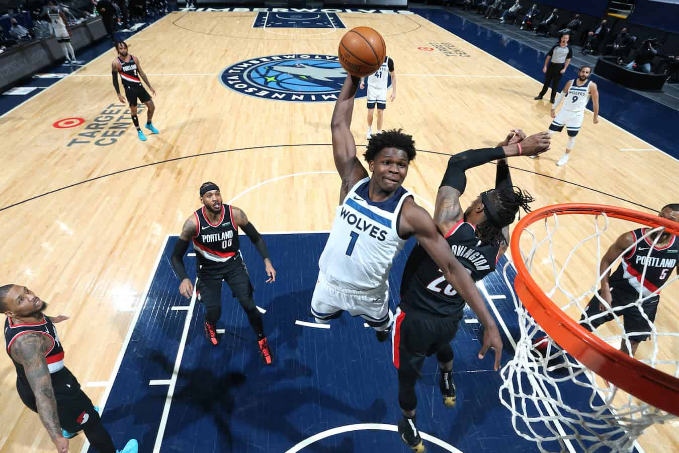 “True heir of Michael Jordan” Anthony Edwards stuns the entire Rockets bench by walking mid-air to score a vicious dunk