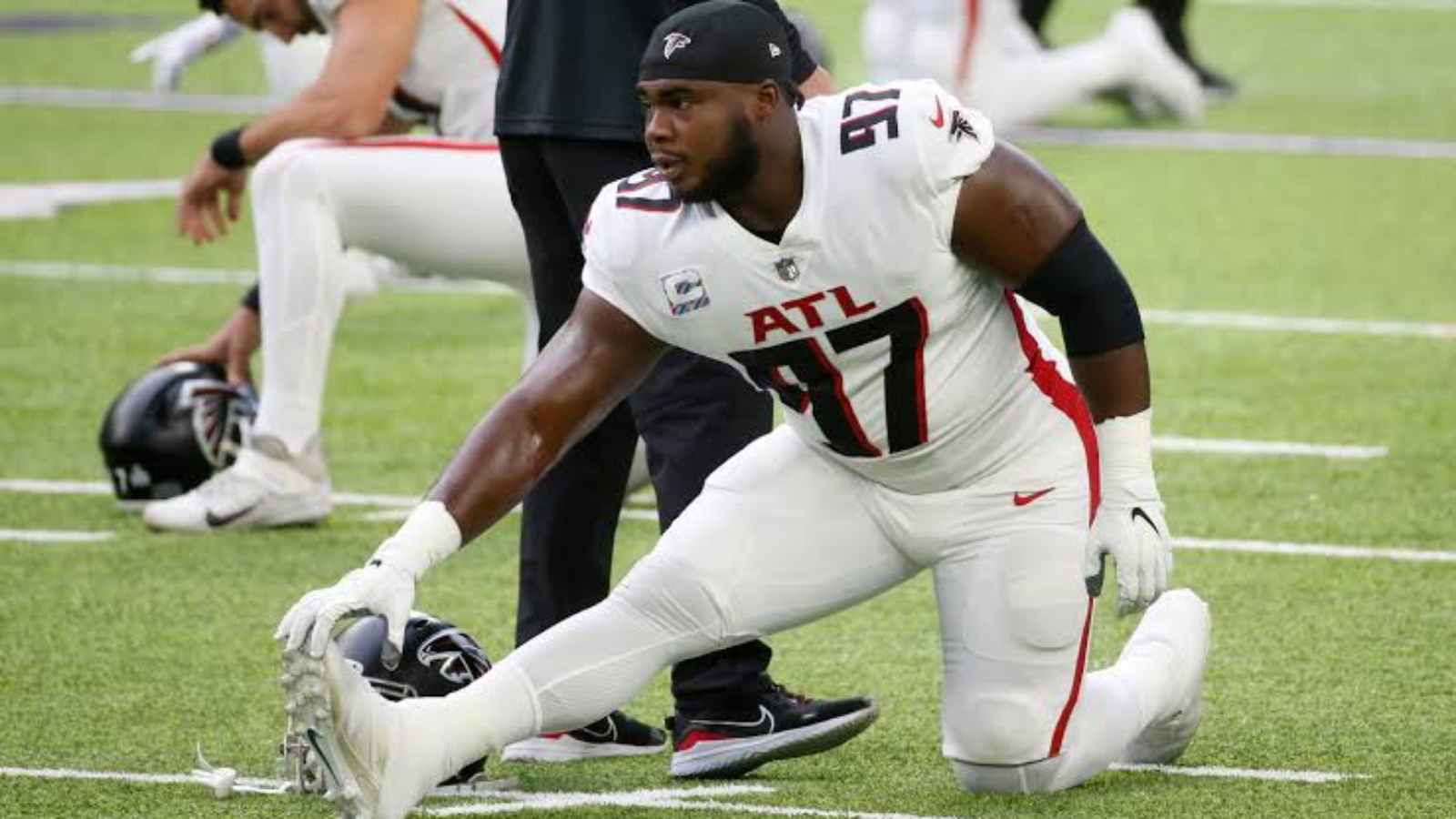 “I was embarrassed”: Falcons DE Grady Jarrett says he was denied service at a restaurant over dress code