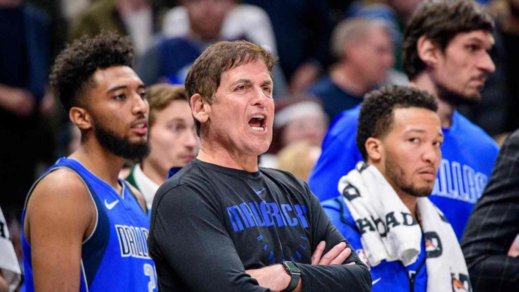 Mark Cuban with Dallas Mavericks team