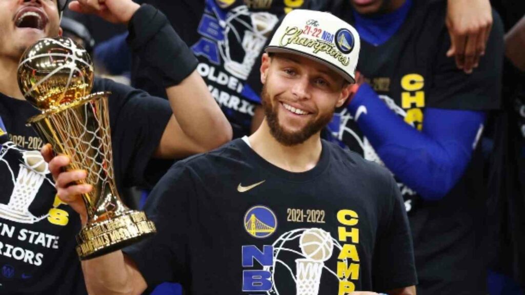 Stephen Curry with FMVP trophy