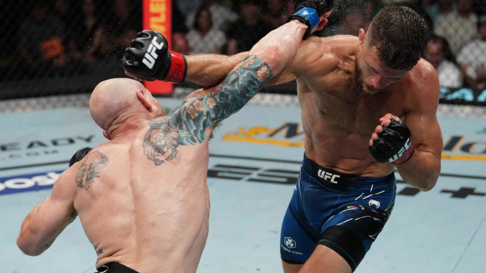 Josh Emmett snatches away a controversial decision against Calvin Kattar after a 5 round slugfest at UFC Austin