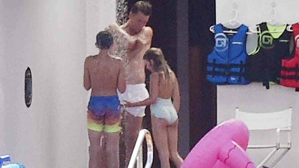 "Dude is a fu*king GOAT": Tom Brady spotted working out on a yacht while vacationing in Italy 2 Adobe Express 20220704 1114490.4185235866417324