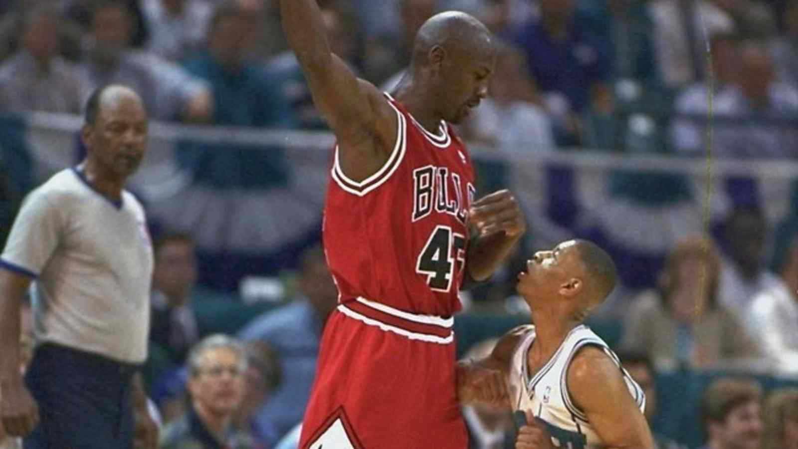 “Shoot it, you f**king m*gget” Michael Jordan brutally ended the career of NBA’s shortest ever player with epic trash talk