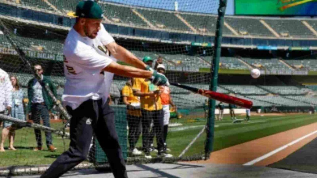 “MLB is definitely not your cup of tea” NBA Fans roast Stephen Curry and Ayesha for terrible first pitch 3 Stephen Curry
