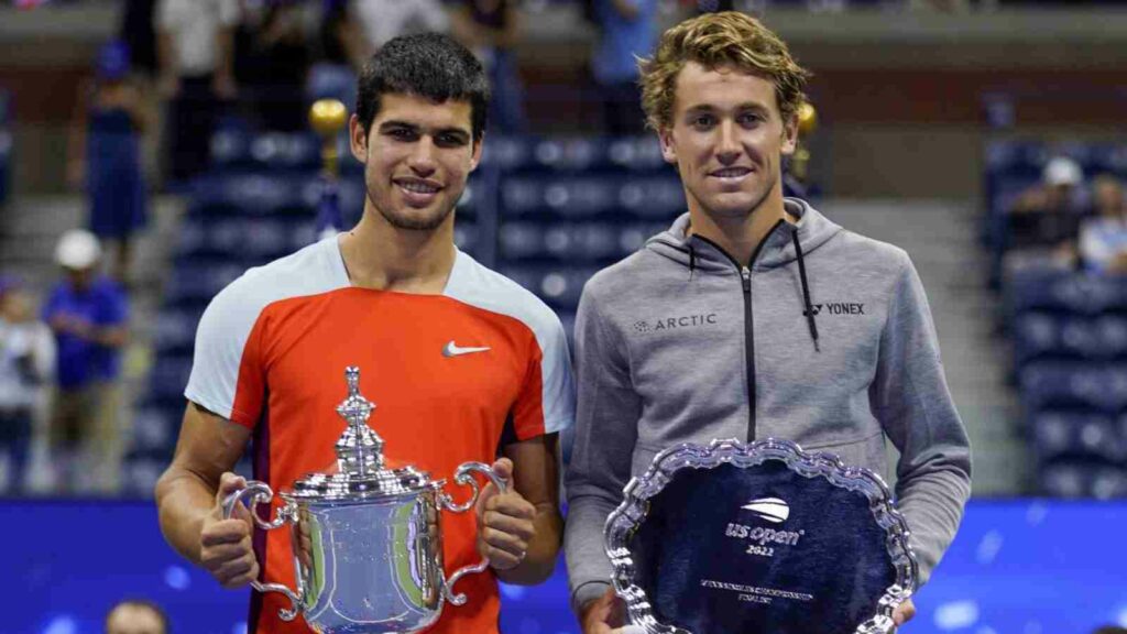 Carlos Alcaraz and Casper Ruud with their trophies at the 2022 US Open