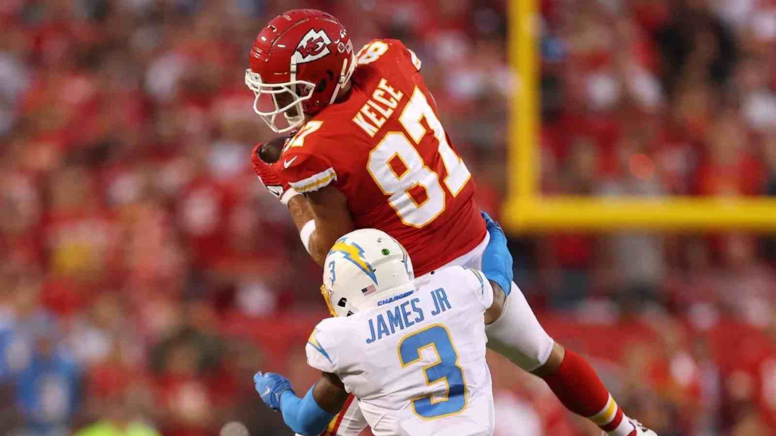 “Derwin James to the WWE” Chiefs TE Travis Kelce can’t handle the career-ending tackle from the Chargers safety