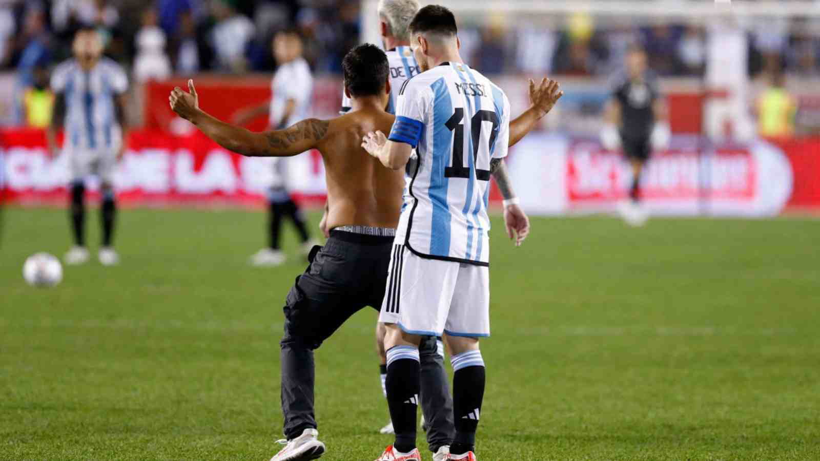 WATCH: Lionel Messi presents a noble gesture after giving an autograph to a pitch invader during Argentina’s clash