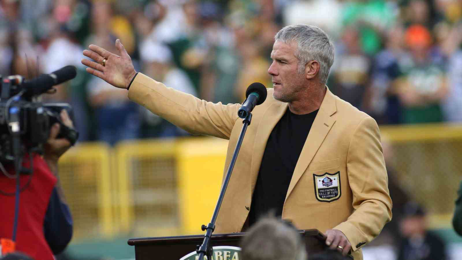 “Brett Favre stole money from poor black people,” NFL Twitter BRUTALLY slams former Packers QB for denying his role in alleged Mississippi Welfare scandal