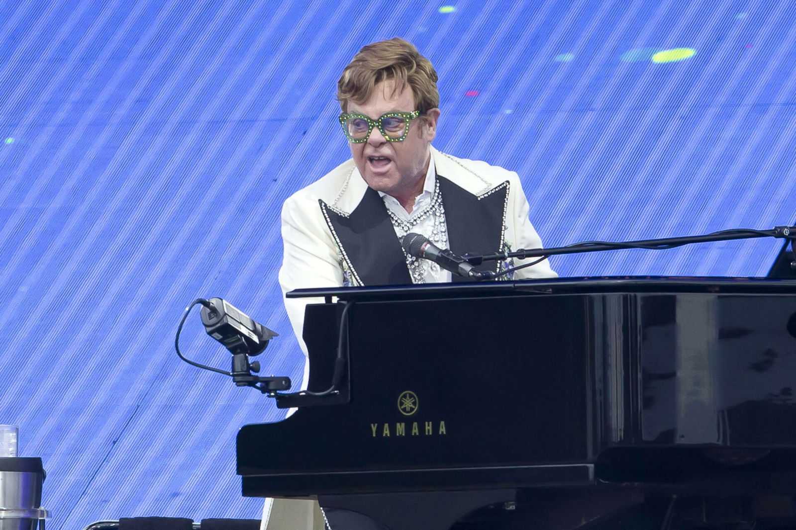 "For the BRAVE Braves"- Elton John enunciates Atlanta Braves 5-3