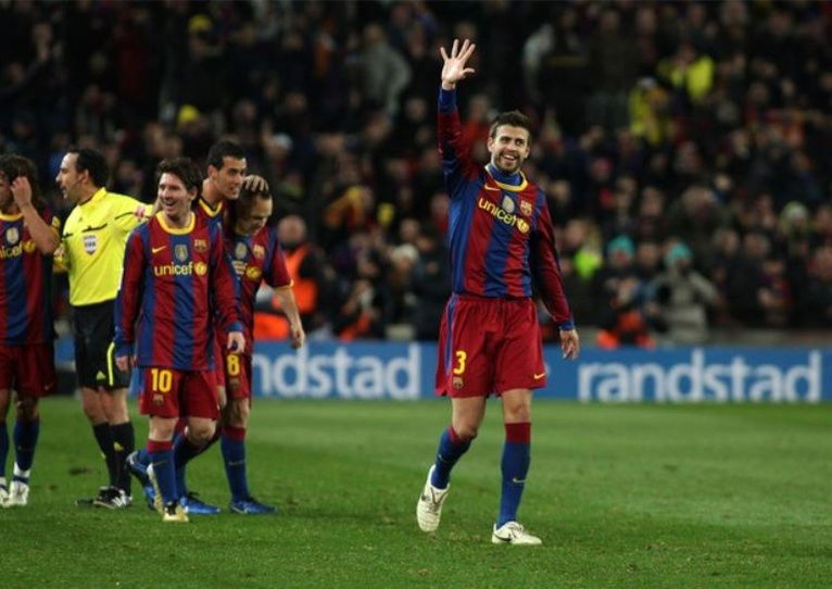 pique--celebrando-el-5-0-que-el-barcelona-le-endoso-al-real-madrid-el-29-de-noviembre-de-2010--resubida---efe