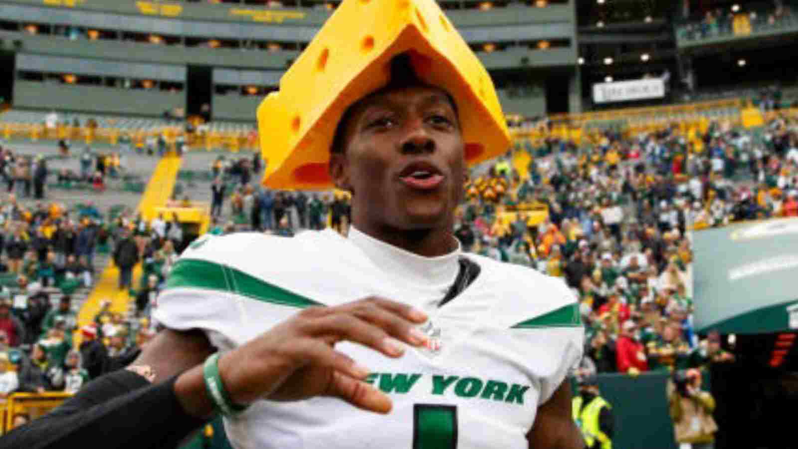 “Gardner is a stud” WATCH- Jets CB Sauce Gardner HILARIOUSLY mocks Aaron Rodgers and the Packers fans by wearing cheesehead after defeat