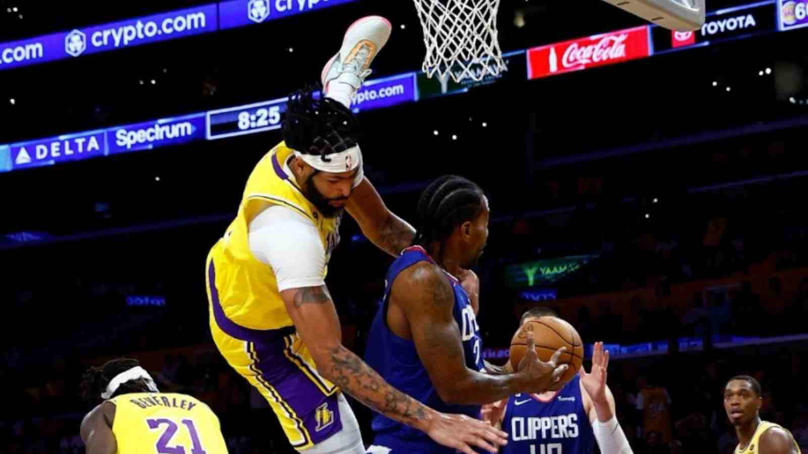 “You can’t QUIT” Laker Nation hold their breath as Anthony Davis gives brutal injury scare again