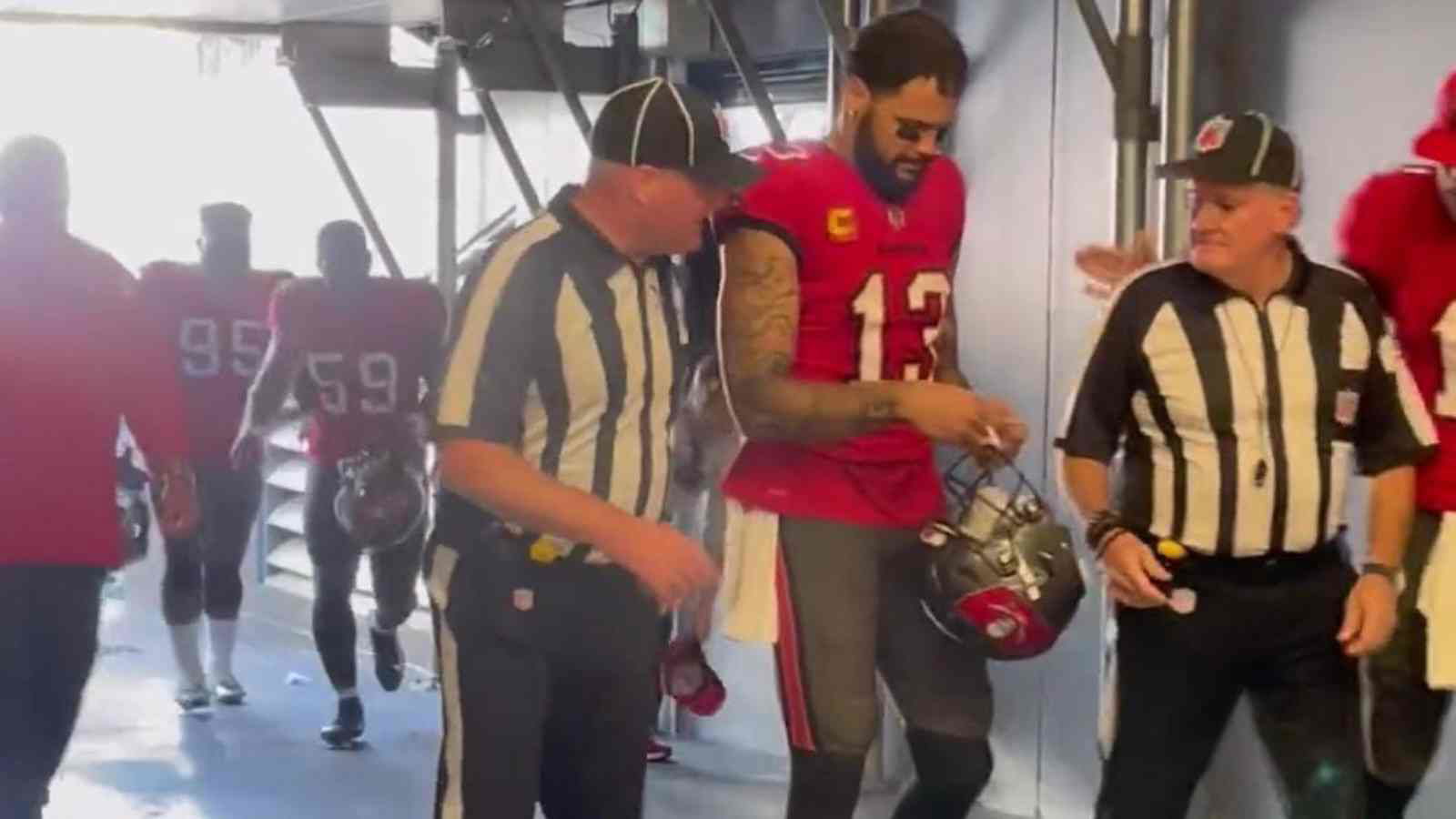 “Tom Brady needs all the help”- NFL Twitter reacts as officials asking Mike Evans for an autograph comes under scanner