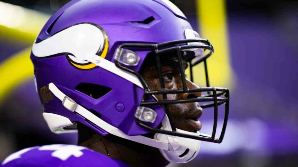 "Cut his a** now," Vikings lineman Oli Udoh ARRESTED in Miami for allegedly FOLLOWING woman to the washroom 1 Oli Udoh