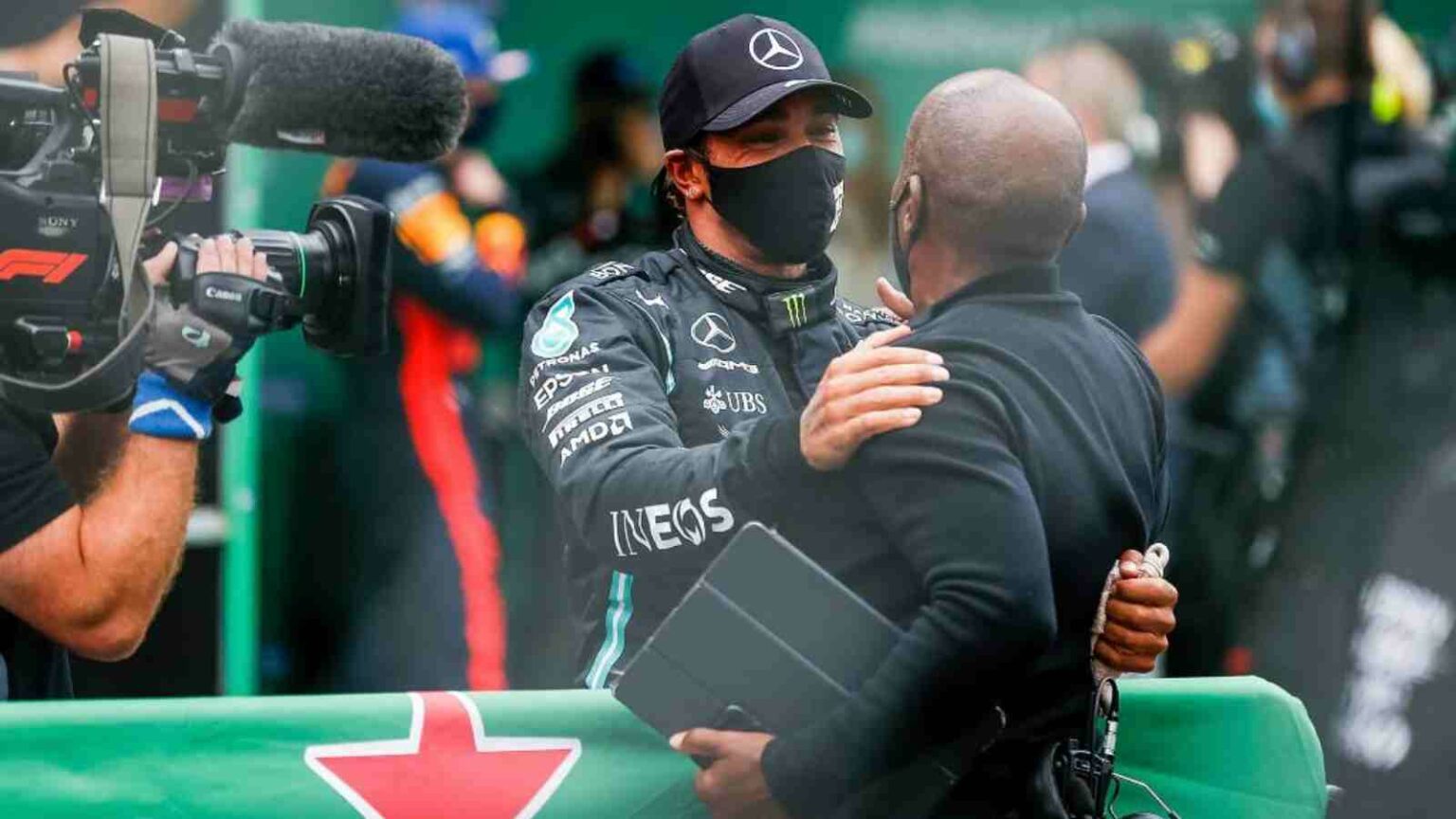 "Papa Anthony turning up"- Excited F1 fans react as Lewis Hamilton and ...