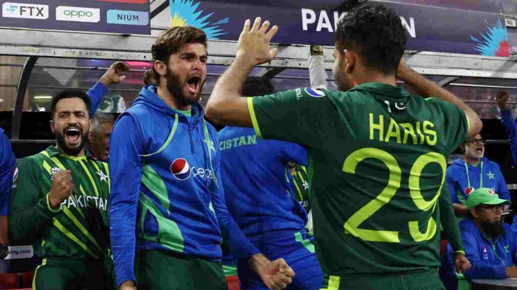"Padosiyo! Sabse pahle main hi final pohucha!"- Memes flood on Twitter as Pakistan storms into the final after thrashing New Zealand 1 Pakistan