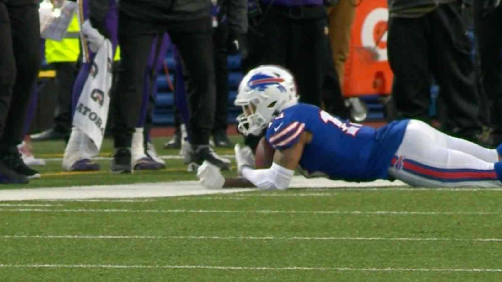 Watch: “Bullsh*t,” NFL Twitter OUTRAGED over league officials’ failure to review Gabe Davis’ game-changing catch during Bills Vs Vikings