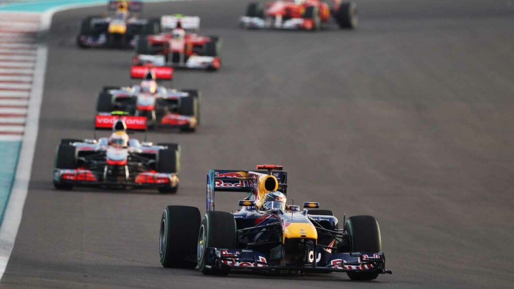 Sebastian Vettel leading Lewis Hamilton, Jenson Button, Fernando Alonso, Mark Webber and Felipe Massa during the 2010 Abu Dhabi Grand Prix (IMAGO / ZUMA Press)