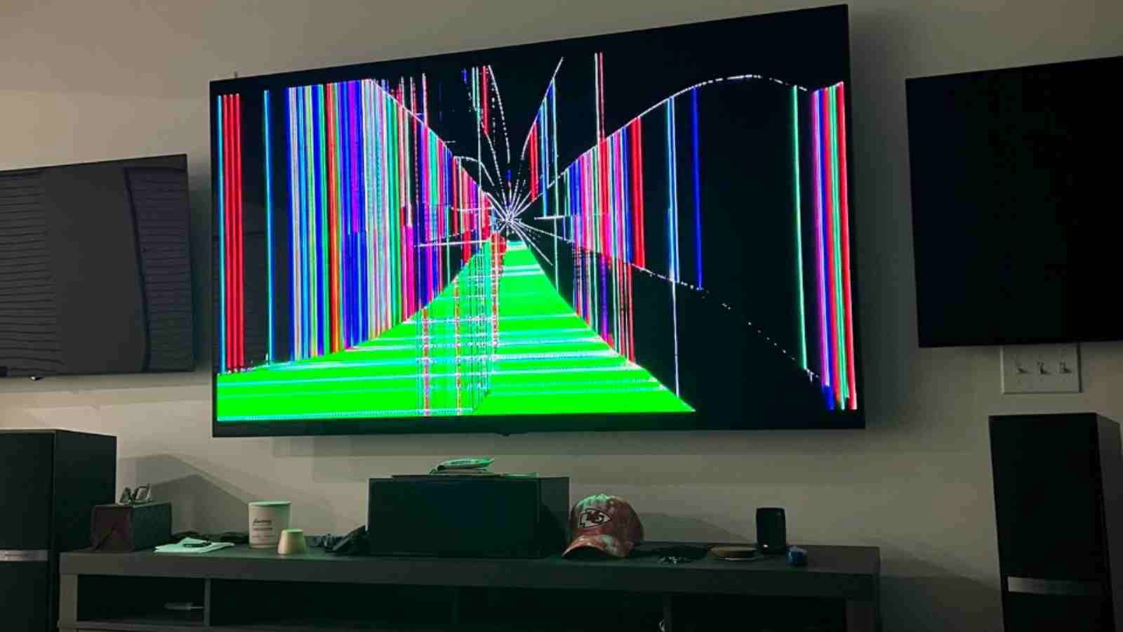 “That looks fake,” NFL Twitter calls out WR Mecole Hardman Jr. for breaking his TV while watching the nerve-wracking Chiefs-Chargers game