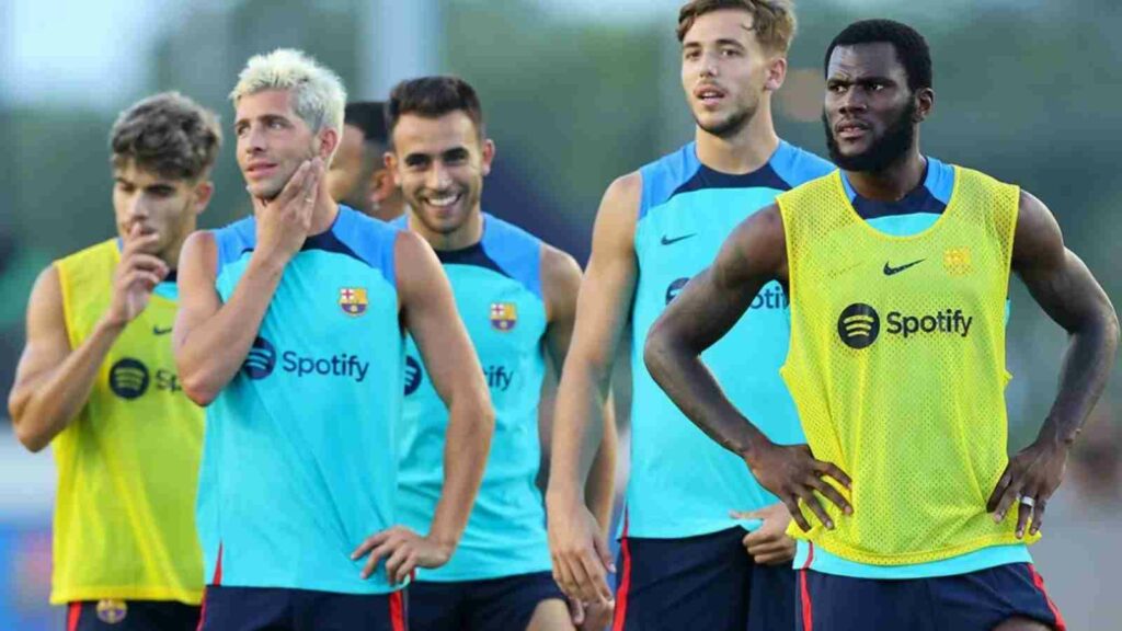 Will Barcelona be able to sign new players after reducing their salary cap to €400 million next year? 1 Q 1669800780