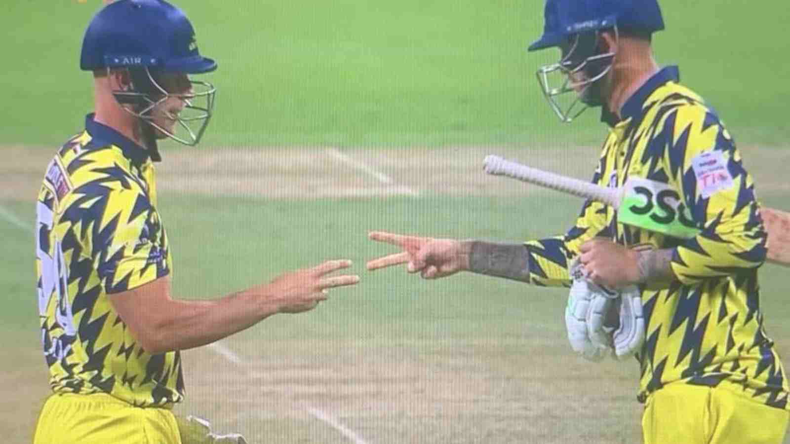 Chris Lynn and Alex Hales play ‘Rock, Paper, Scissors’ to decide who takes strike first in Abu Dhabi T10 eliminator