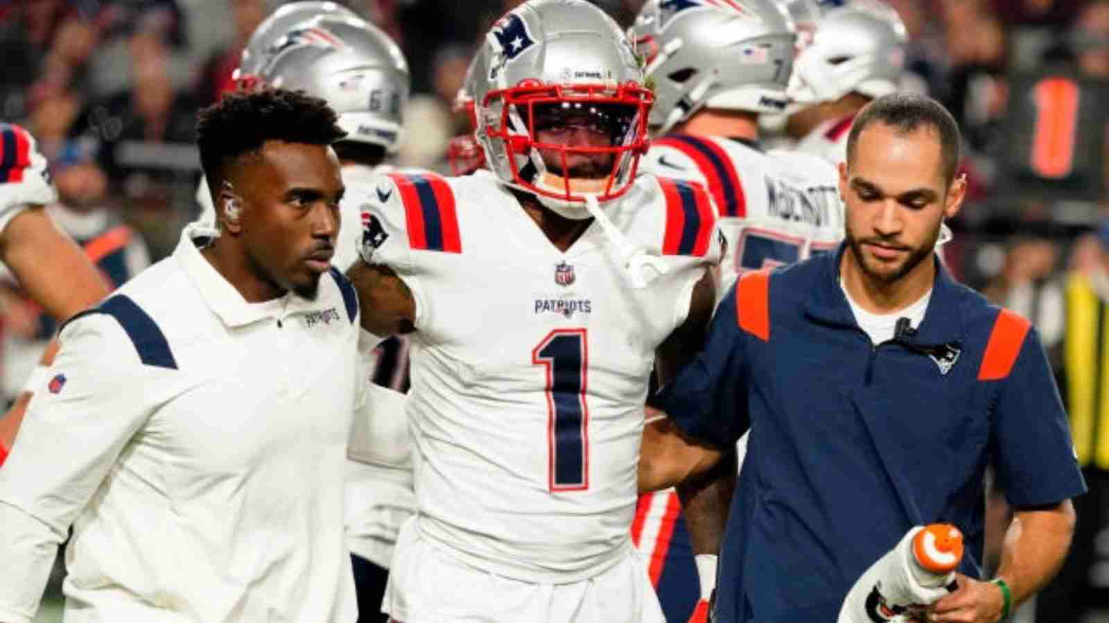 Patriots’ DeVante Parker’s SEVERE concussion gets ignored by the officials, resulting in game stoppage by WR Nelson Agholor