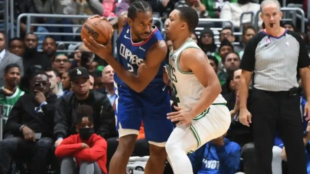 Kawhi Leonard defended by Grant Williams