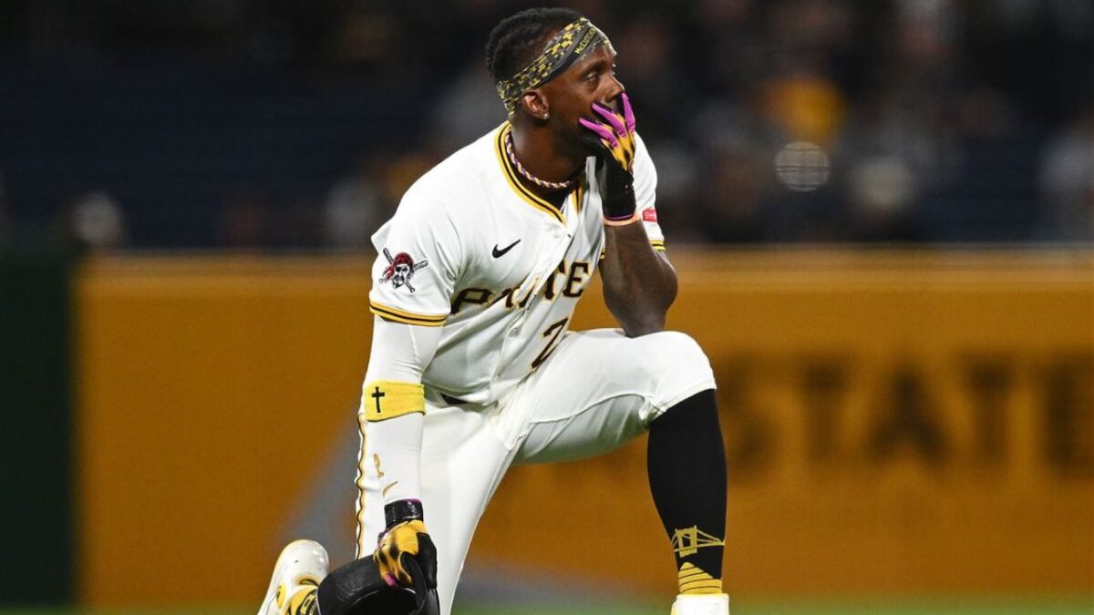 (Video) Pirates fan falls down from 21-feet wall during game against Cubs 3 Andrew McCutchen