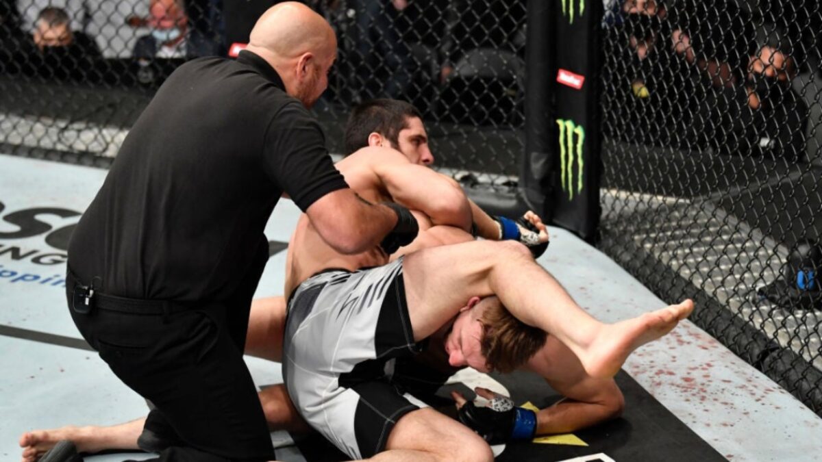 "Go do kickboxing" - Fans furious over Dan Hooker's bizarre take on wrestle-heavy fighters 3 Dan Hooker getting choked by Islam Makhachev