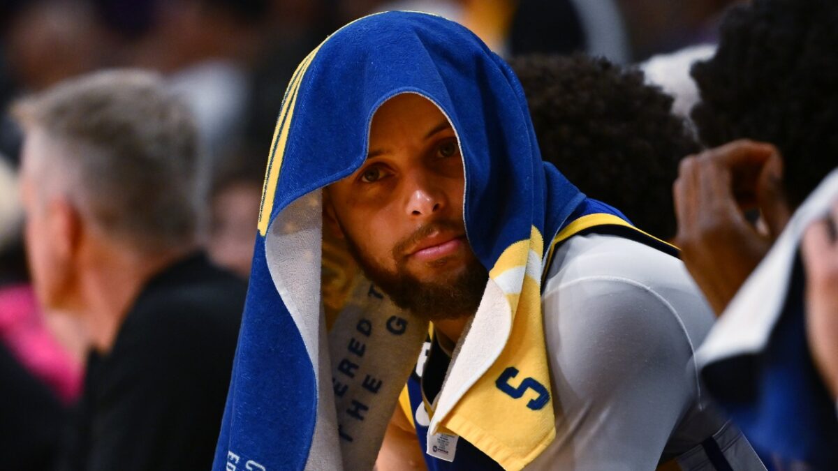 Fans troll Stephen Curry as Warriors star stares at yet another '3-1' playoff bottle: "What happens to legacy?" 3 Stephen Curry and his teammates should have closed the series in Game 5