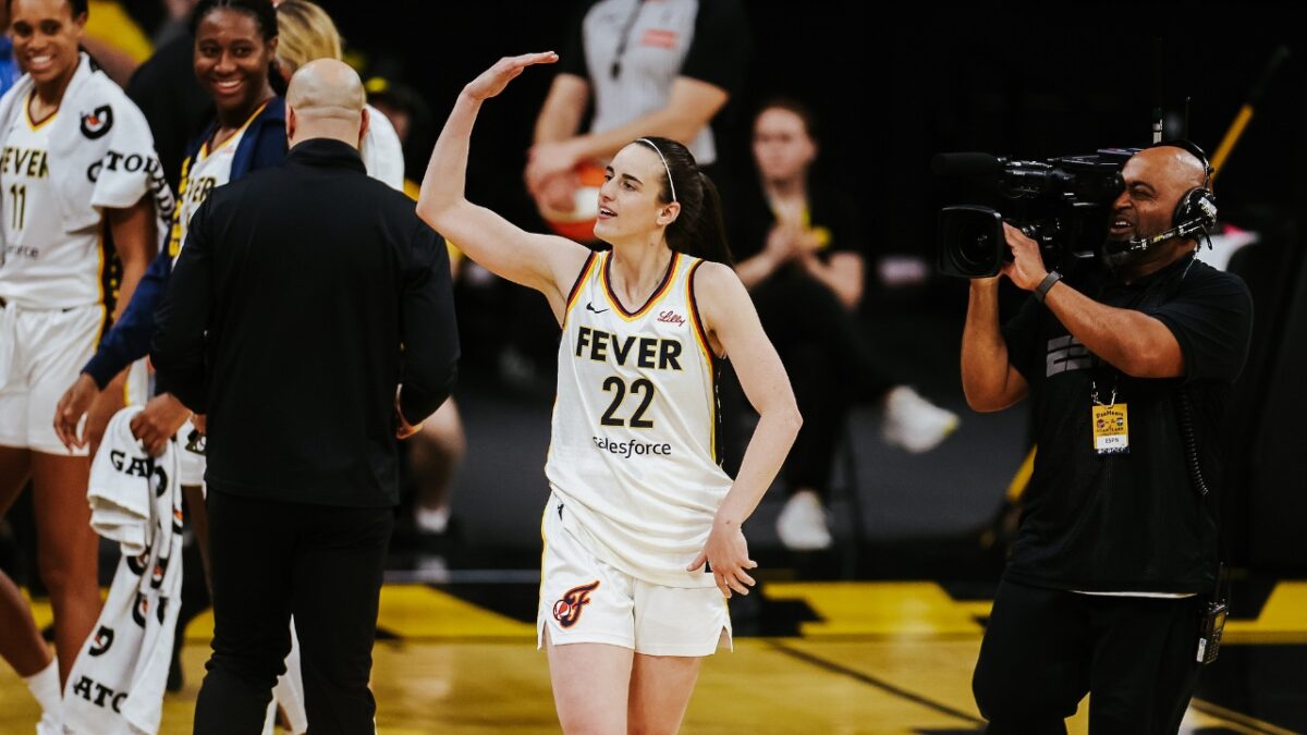 Caitlin Clark shooting from beyond her '22' logo at Iowa leaves fans shocked: "Baby Jordan is Back" 3 15000 fans came to watch Caitlin Clark play in Iowa