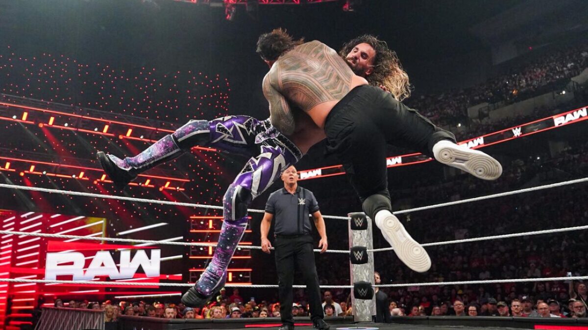 (Video) CM Punk returns to cost his arch-rival the world title in a chaotic main event on WWE Raw 4 Seth Rollins and Jey Uso on Raw