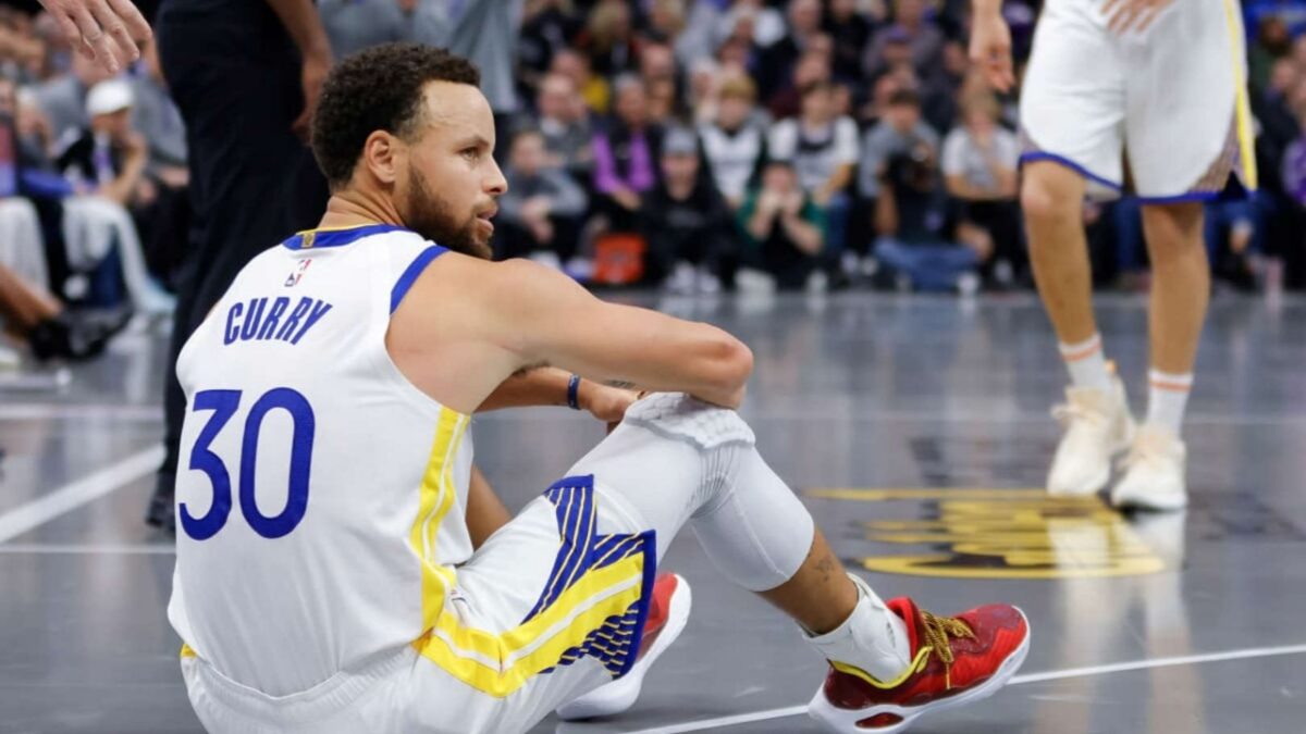 Shaquille O'Neal believes excessive running is breaking Stephen Curry's 37-year-old body 3 Golden State Warriors have to manage Stephen Curry's absence