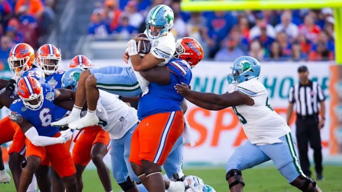 Predicting Best Undrafted Rookies from the 2025 NFL Draft 7 Desmond Watson man handles opposing players