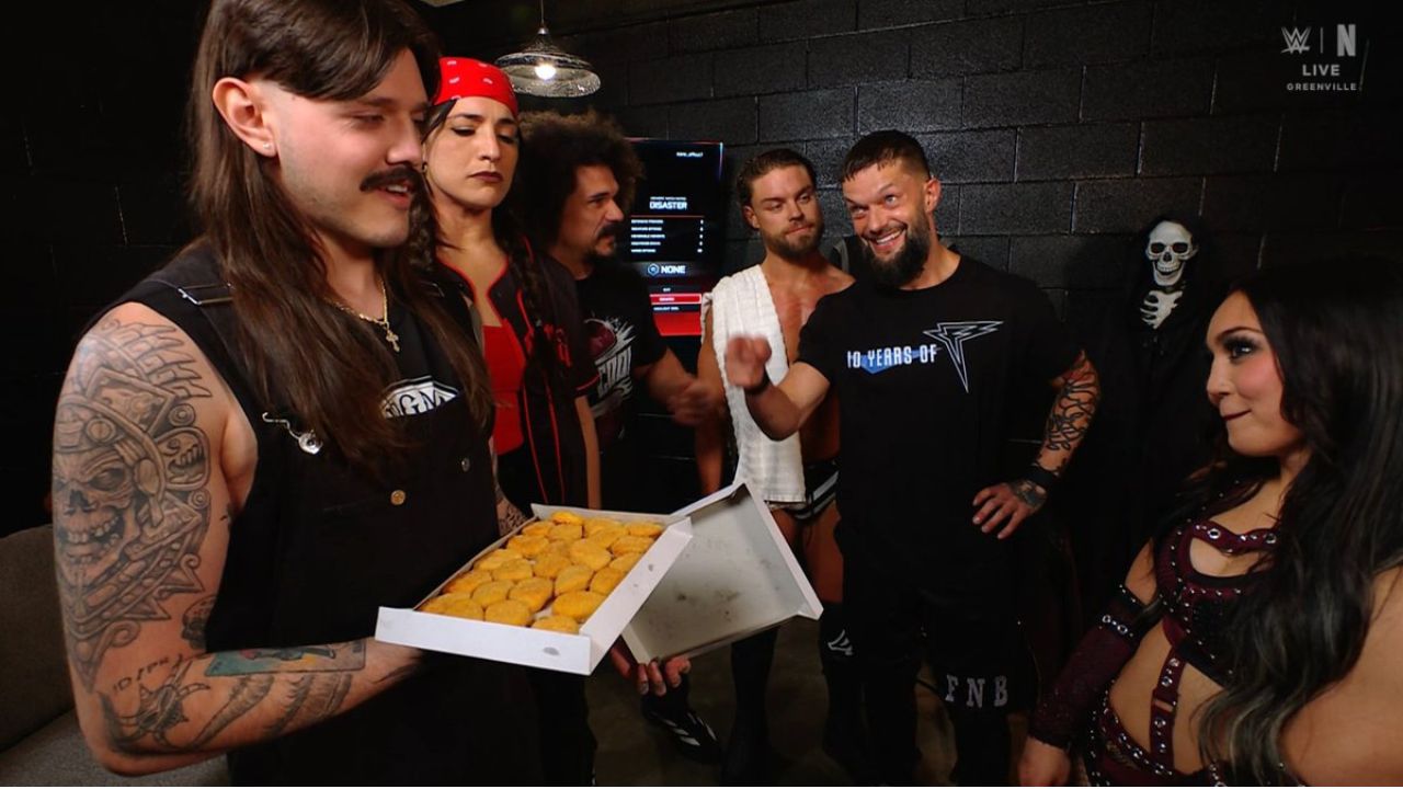Former World Champion trolls Dominik Mysterio after he accepted Roxanne Perez’s gift for him on Raw