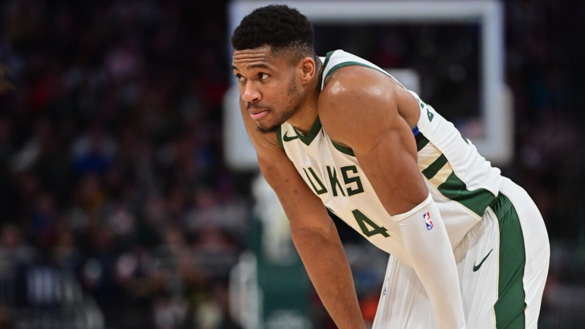 Giannis Antetokounmpo' Scary Fall Amidst Trade Rumors has Basketball Fans Losing It: "City of Milwaukee Just Collectively Gasped" 1 Giannis Antetokounmpo could move in the offseason