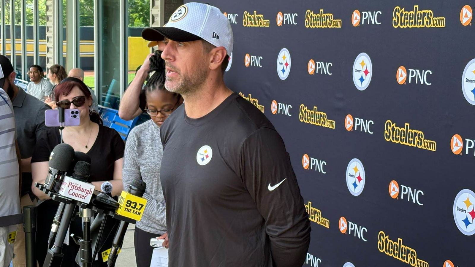 Aaron Rodgers Confirming Being Married for 2 Months Sends Fans into Splits: “Pulled a Denis Rodman and Married Himself”